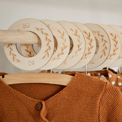 Houten kastverdeler op kledingroede voor baby- en kinderkleding, maat 50 t/m 98, met bladeren motief voor een georganiseerde kledingkast.