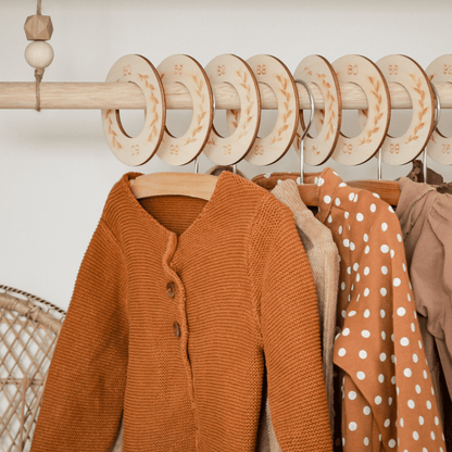 Houten kastverdeler op kledingroede voor baby- en kinderkleding, maat 50 t/m 98, met bladeren motief voor een georganiseerde kledingkast - zijaanzicht.