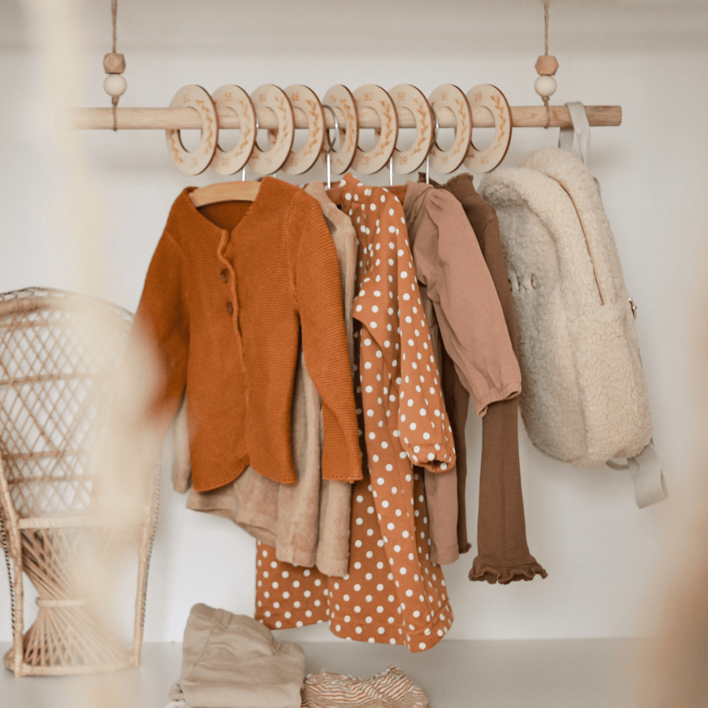 Houten kastverdeler op kledingroede voor baby- en kinderkleding, maat 50 t/m 98, met bladeren motief voor een georganiseerde kledingkast - sfeeraanzicht.