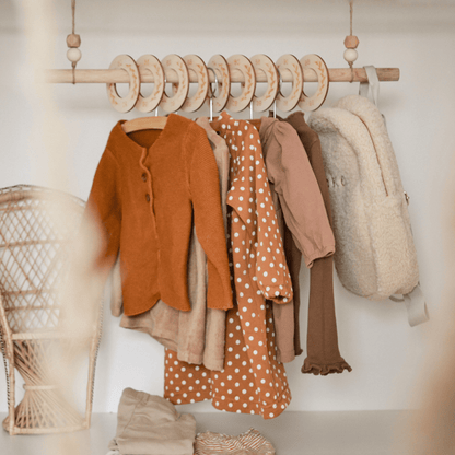 Houten kastverdeler op kledingroede voor baby- en kinderkleding, maat 50 t/m 98, met bladeren motief voor een georganiseerde kledingkast - sfeeraanzicht.