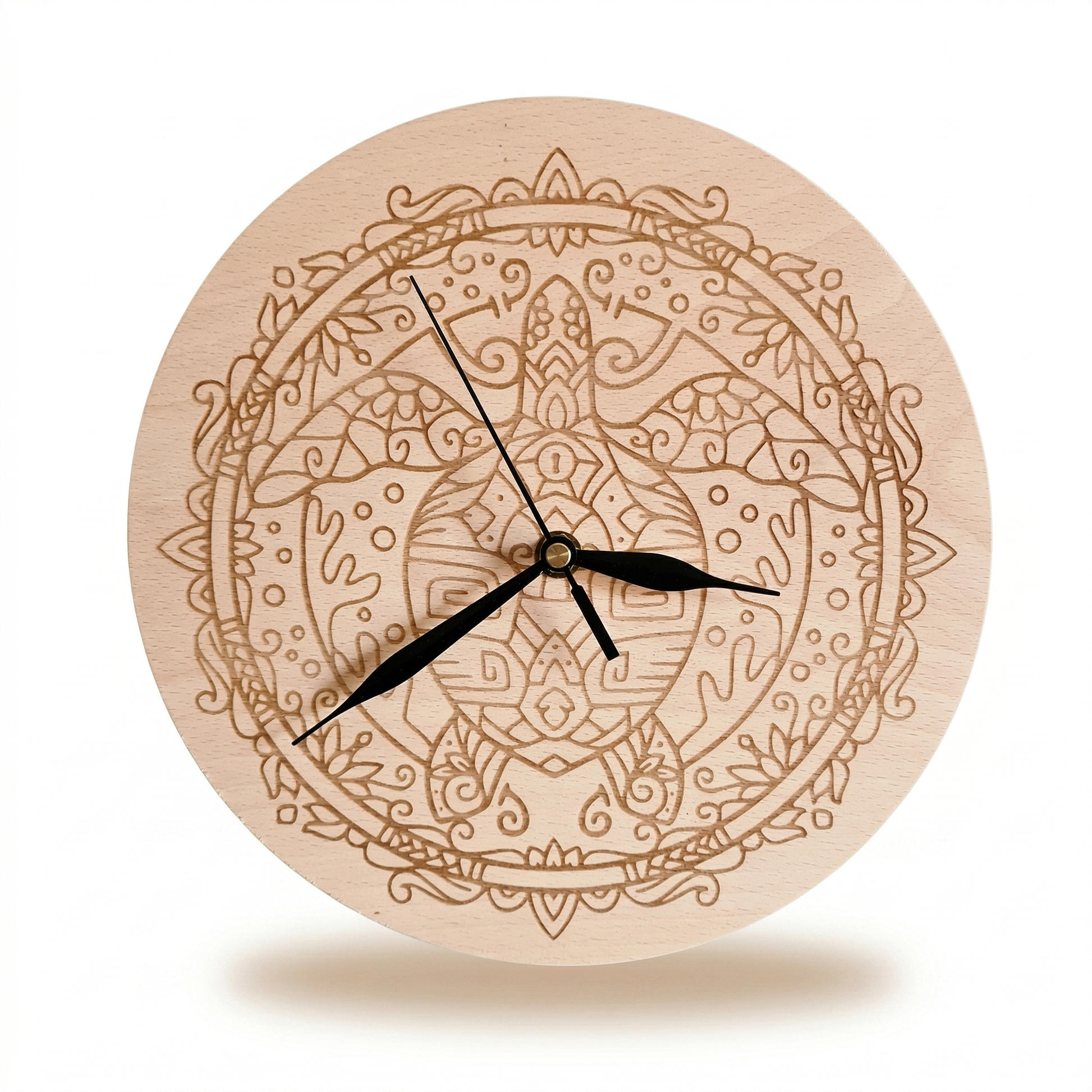 Houten wandklok met Maori schildpad – stijlvolle klok van hout, verkrijgbaar in verschillende modellen, waaronder een klok met wereldkaart.