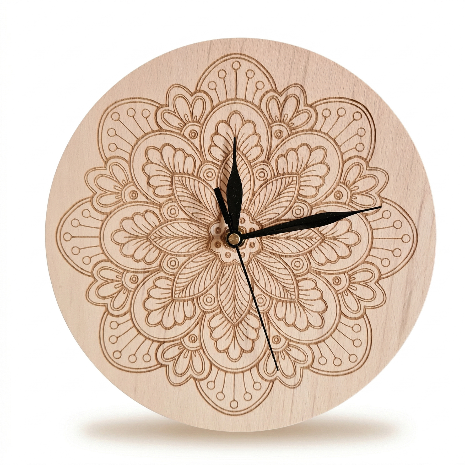 Houten wandklok met Maori bloem – stijlvolle klok van hout, verkrijgbaar in verschillende modellen, waaronder een klok met wereldkaart.