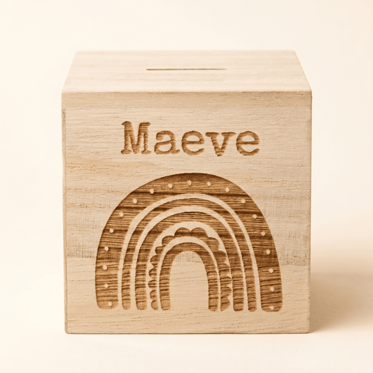 Houten spaarpot met eigen ontwerp – een gepersonaliseerde spaarpot met gravure, ideaal als uniek cadeau. Deze houten spaarpot met naam is perfect voor kinderen om op een speelse manier te sparen.