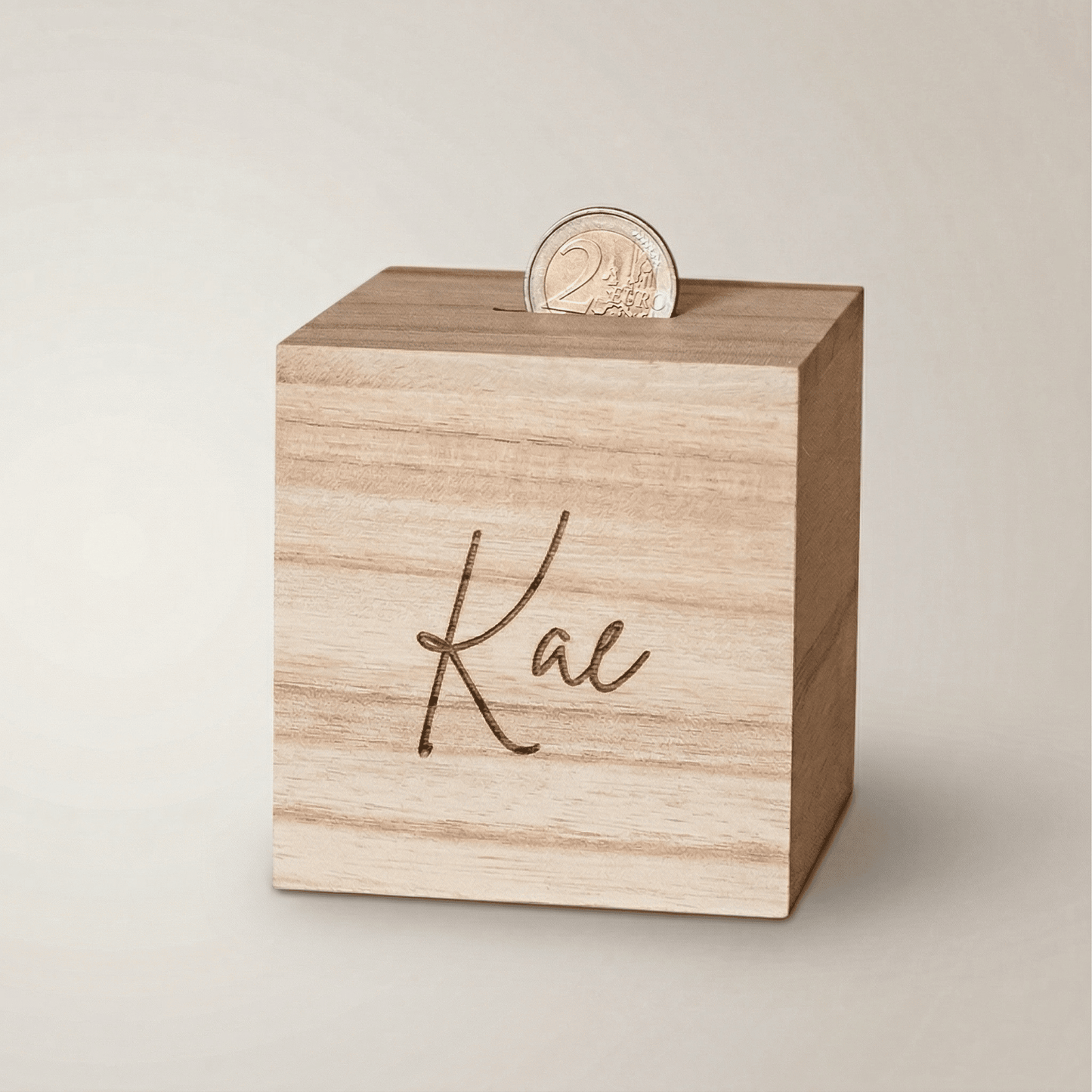 Houten spaarpot met naam – herofoto - een gepersonaliseerde spaarpot met gravure, ideaal als uniek cadeau. Deze houten spaarpot met naam is perfect voor kinderen om op een speelse manier te sparen.