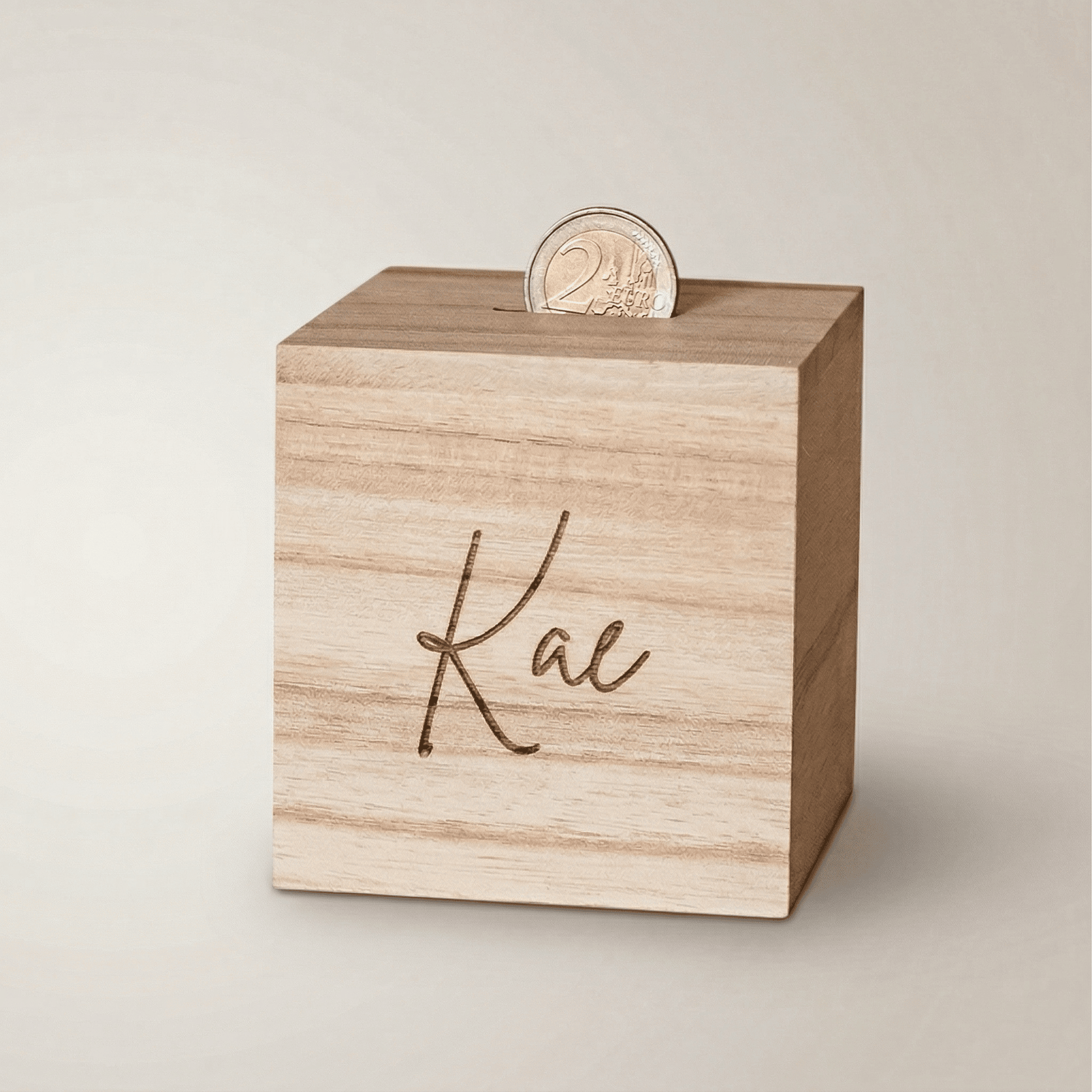 Houten spaarpot met naam – herofoto - een gepersonaliseerde spaarpot met gravure, ideaal als uniek cadeau. Deze houten spaarpot met naam is perfect voor kinderen om op een speelse manier te sparen.
