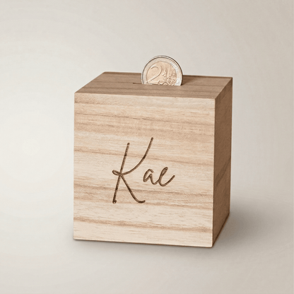 Houten spaarpot met naam – herofoto - een gepersonaliseerde spaarpot met gravure, ideaal als uniek cadeau. Deze houten spaarpot met naam is perfect voor kinderen om op een speelse manier te sparen.
