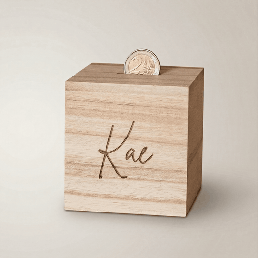Houten spaarpot met naam – herofoto - een gepersonaliseerde spaarpot met gravure, ideaal als uniek cadeau. Deze houten spaarpot met naam is perfect voor kinderen om op een speelse manier te sparen.