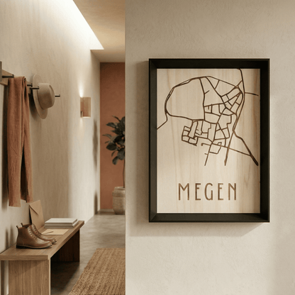 Houten stadskaart in een lijst hangend aan een beige muur