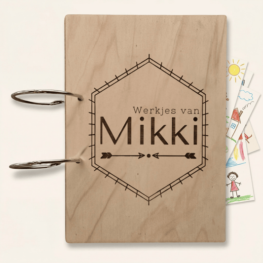 Houten bewaarmap met hexagon motief voor tekeningen en knutselwerkjes, ideaal om creaties netjes te bewaren. Deze gepersonaliseerde tekeningen bewaarmap is voorzien van stevige ringen en een natuurlijk houten ontwerp. Perfect voor het organiseren van kunstwerken en knutselwerkjes.