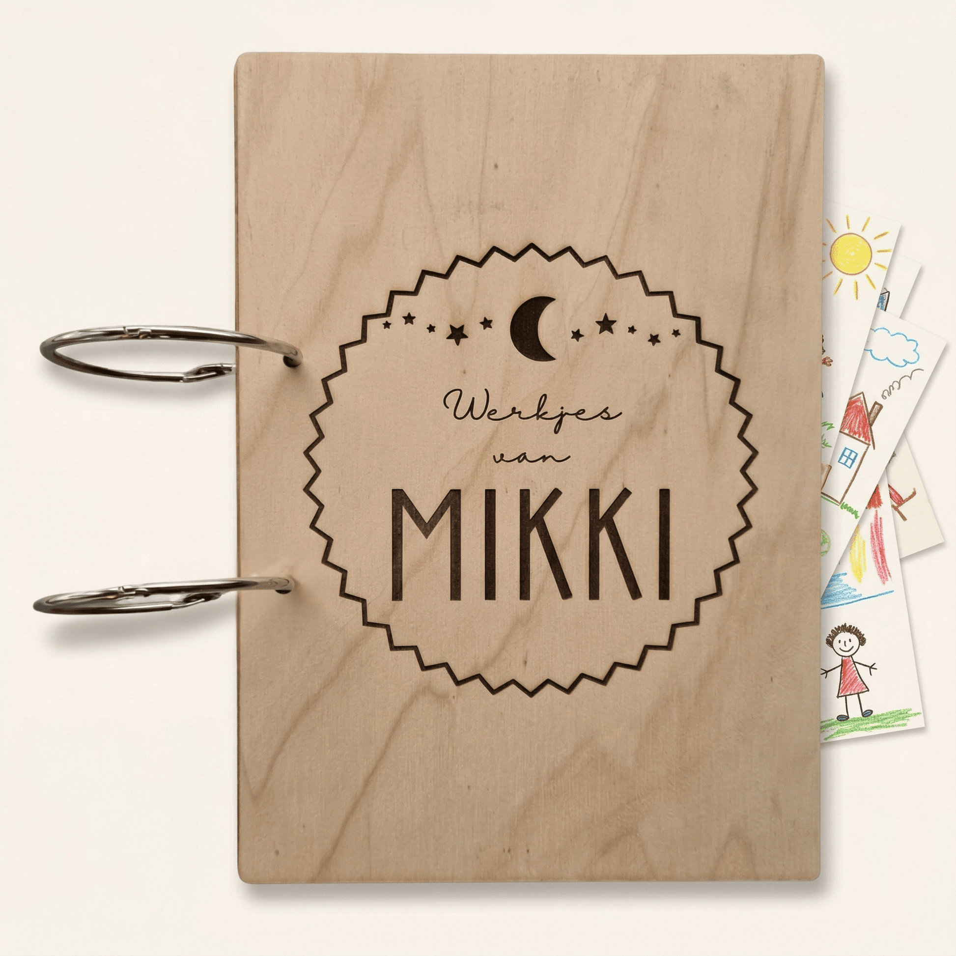Houten bewaarmap met maan motief voor tekeningen en knutselwerkjes, ideaal om creaties netjes te bewaren. Deze gepersonaliseerde tekeningen bewaarmap is voorzien van stevige ringen en een natuurlijk houten ontwerp. Perfect voor het organiseren van kunstwerken en knutselwerkjes.