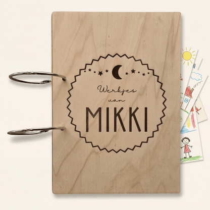 Houten bewaarmap met maan motief voor tekeningen en knutselwerkjes, ideaal om creaties netjes te bewaren. Deze gepersonaliseerde tekeningen bewaarmap is voorzien van stevige ringen en een natuurlijk houten ontwerp. Perfect voor het organiseren van kunstwerken en knutselwerkjes.