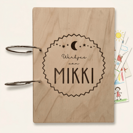 Houten bewaarmap met maan motief voor tekeningen en knutselwerkjes, ideaal om creaties netjes te bewaren. Deze gepersonaliseerde tekeningen bewaarmap is voorzien van stevige ringen en een natuurlijk houten ontwerp. Perfect voor het organiseren van kunstwerken en knutselwerkjes.