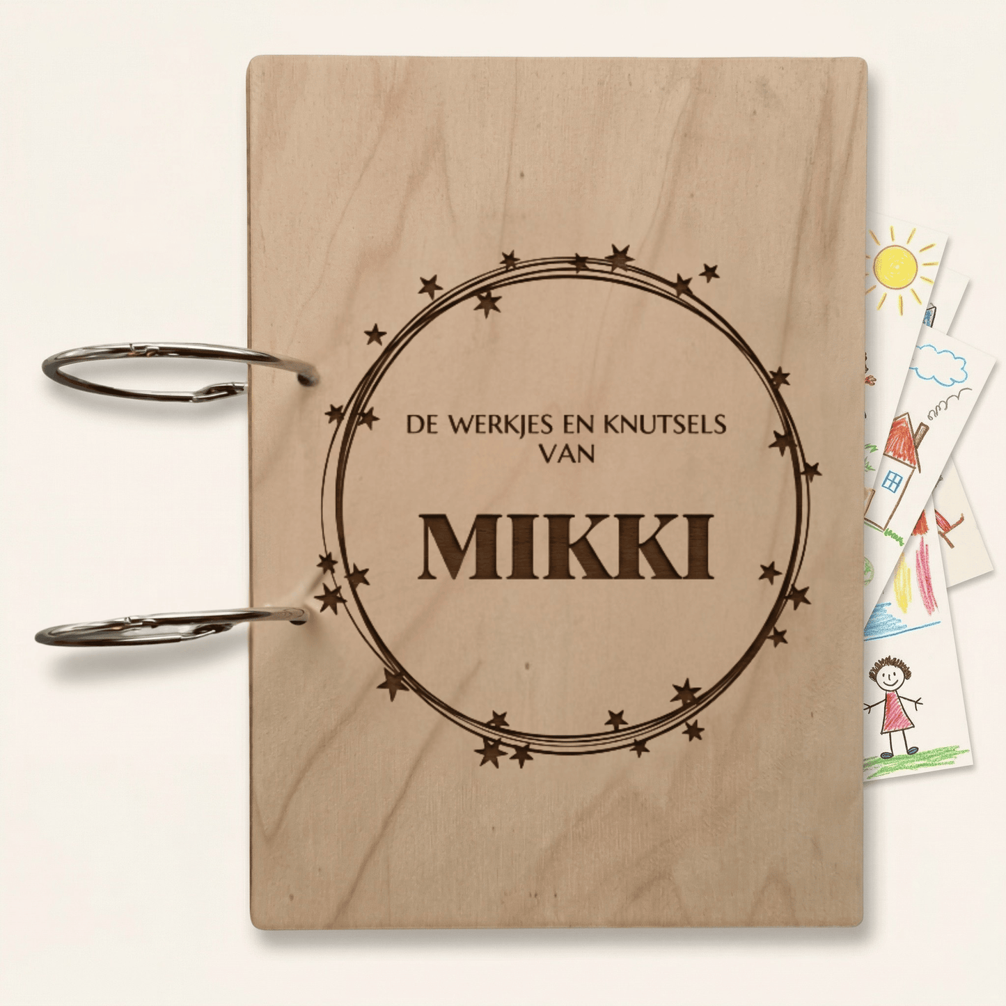 Houten bewaarmap met sterren motief voor tekeningen en knutselwerkjes, ideaal om creaties netjes te bewaren. Deze gepersonaliseerde tekeningen bewaarmap is voorzien van stevige ringen en een natuurlijk houten ontwerp. Perfect voor het organiseren van kunstwerken en knutselwerkjes.