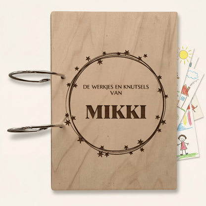 Houten bewaarmap met sterren motief voor tekeningen en knutselwerkjes, ideaal om creaties netjes te bewaren. Deze gepersonaliseerde tekeningen bewaarmap is voorzien van stevige ringen en een natuurlijk houten ontwerp. Perfect voor het organiseren van kunstwerken en knutselwerkjes.