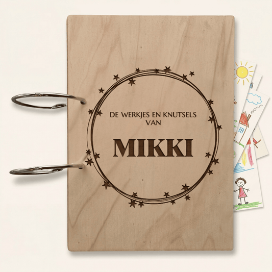 Houten bewaarmap met sterren motief voor tekeningen en knutselwerkjes, ideaal om creaties netjes te bewaren. Deze gepersonaliseerde tekeningen bewaarmap is voorzien van stevige ringen en een natuurlijk houten ontwerp. Perfect voor het organiseren van kunstwerken en knutselwerkjes.