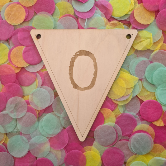 Houten vlaggetje 0 – onderdeel van een houten vlaggenlijn, perfect voor feestelijke en gepersonaliseerde decoratie.