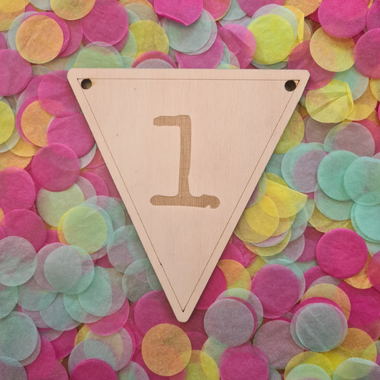 Houten vlaggetje 1 – onderdeel van een houten vlaggenlijn, perfect voor feestelijke en gepersonaliseerde decoratie.