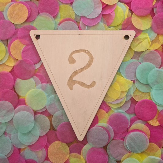 Houten vlaggetje 2 – onderdeel van een houten vlaggenlijn, perfect voor feestelijke en gepersonaliseerde decoratie.