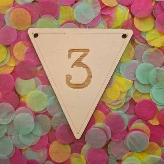 Houten vlaggetje 3 – onderdeel van een houten vlaggenlijn, perfect voor feestelijke en gepersonaliseerde decoratie.