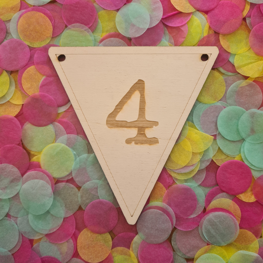 Houten vlaggetje 4 – onderdeel van een houten vlaggenlijn, perfect voor feestelijke en gepersonaliseerde decoratie.