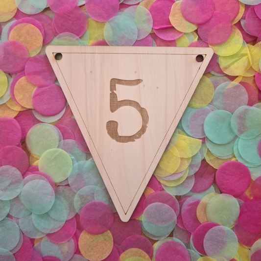 Houten vlaggetje 5 – onderdeel van een houten vlaggenlijn, perfect voor feestelijke en gepersonaliseerde decoratie.