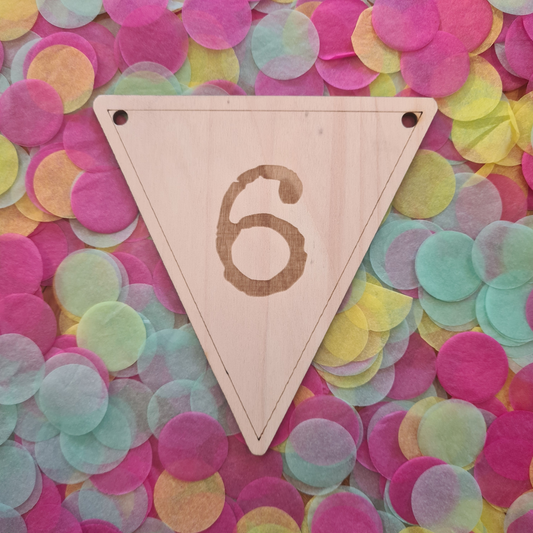 Houten vlaggetje 6 – onderdeel van een houten vlaggenlijn, perfect voor feestelijke en gepersonaliseerde decoratie.