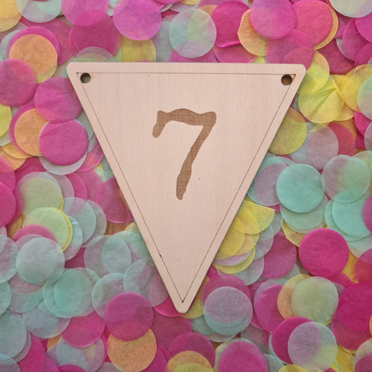 Houten vlaggetje 7 – onderdeel van een houten vlaggenlijn, perfect voor feestelijke en gepersonaliseerde decoratie.