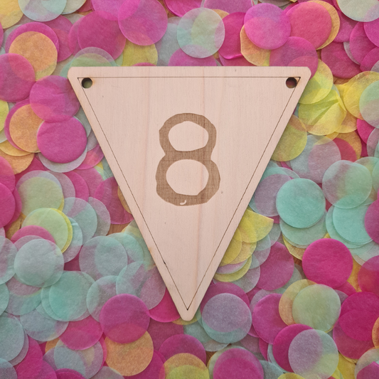 Houten vlaggetje 8 – onderdeel van een houten vlaggenlijn, perfect voor feestelijke en gepersonaliseerde decoratie.