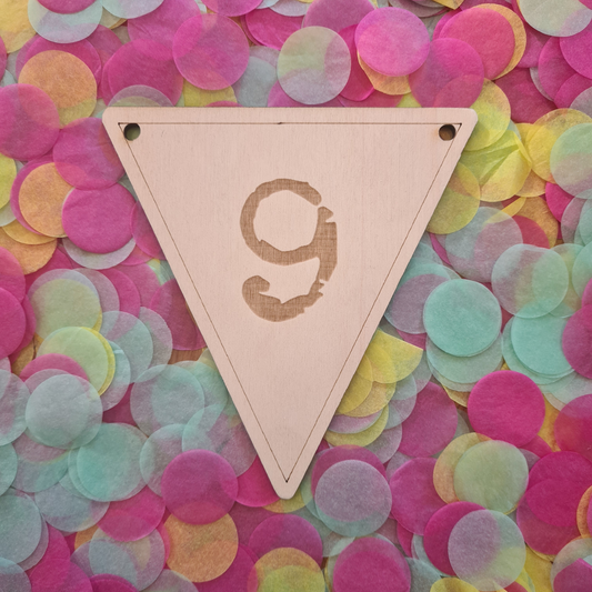 Houten vlaggetje 9 – onderdeel van een houten vlaggenlijn, perfect voor feestelijke en gepersonaliseerde decoratie.