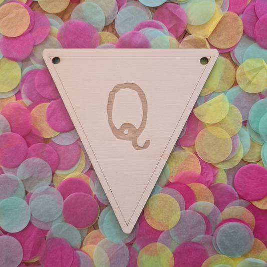 Houten vlaggetje Q – onderdeel van een houten vlaggenlijn, perfect voor feestelijke en gepersonaliseerde decoratie.