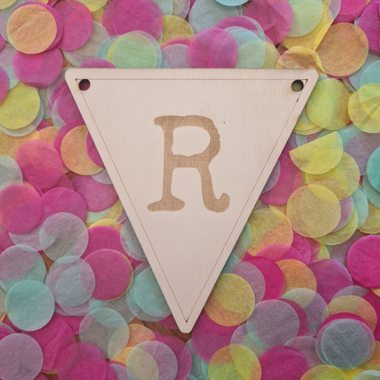 Houten vlaggetje R – onderdeel van een houten vlaggenlijn, perfect voor feestelijke en gepersonaliseerde decoratie.