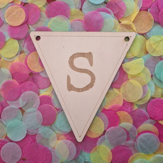 Houten vlaggetje S – onderdeel van een houten vlaggenlijn, perfect voor feestelijke en gepersonaliseerde decoratie.