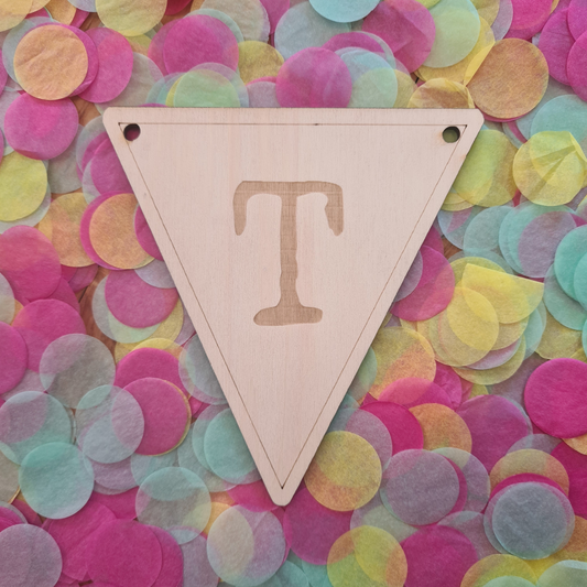 Houten vlaggetje T – onderdeel van een houten vlaggenlijn, perfect voor feestelijke en gepersonaliseerde decoratie.