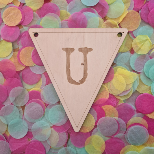 Houten vlaggetje U – onderdeel van een houten vlaggenlijn, perfect voor feestelijke en gepersonaliseerde decoratie.