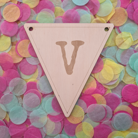 Houten vlaggetje V – onderdeel van een houten vlaggenlijn, perfect voor feestelijke en gepersonaliseerde decoratie.