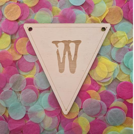 Houten vlaggetje W – onderdeel van een houten vlaggenlijn, perfect voor feestelijke en gepersonaliseerde decoratie.