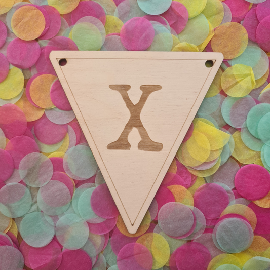 Houten vlaggetje X – onderdeel van een houten vlaggenlijn, perfect voor feestelijke en gepersonaliseerde decoratie.