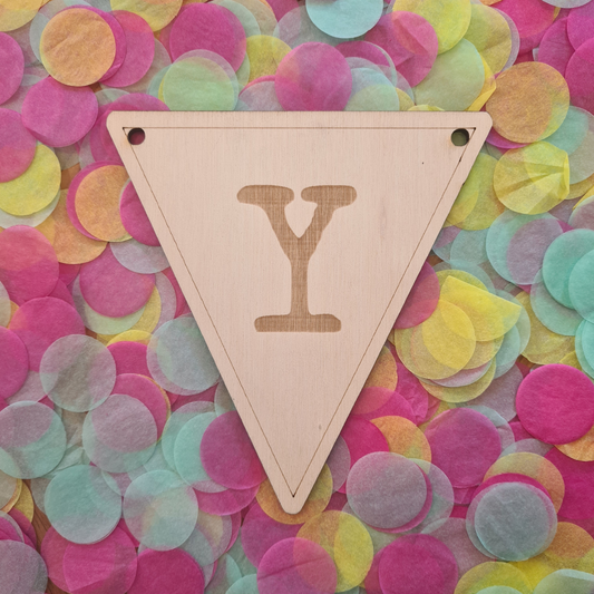Houten vlaggetje Y – onderdeel van een houten vlaggenlijn, perfect voor feestelijke en gepersonaliseerde decoratie.
